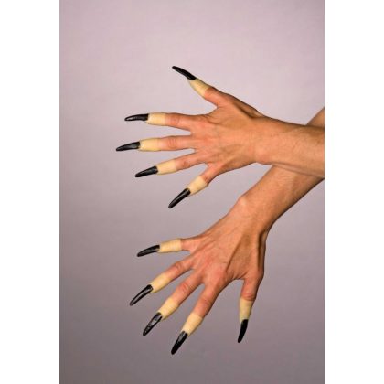čarodjěnické prsty s dlouhými nehty